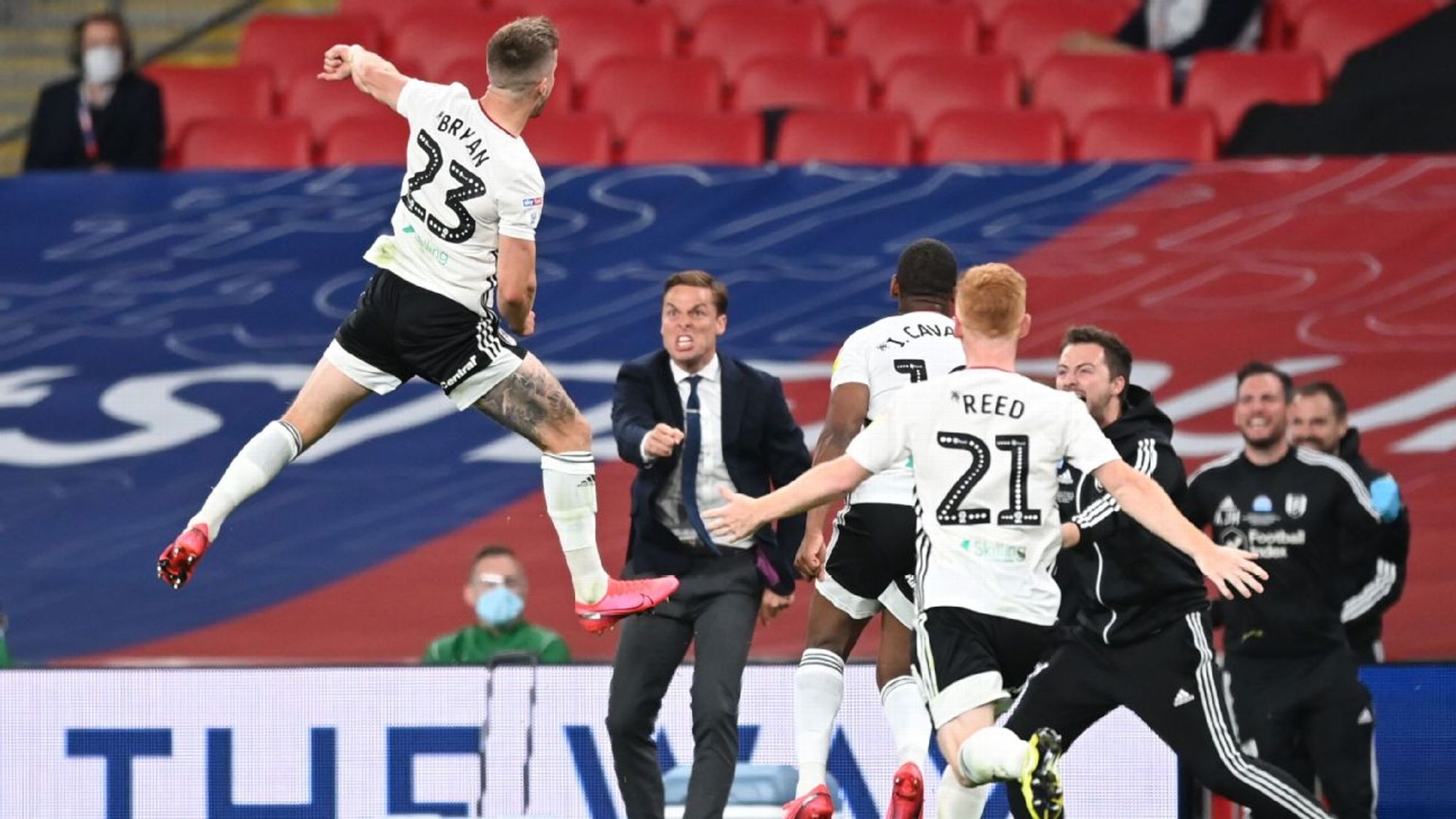 地坐了下来 地坐了下来