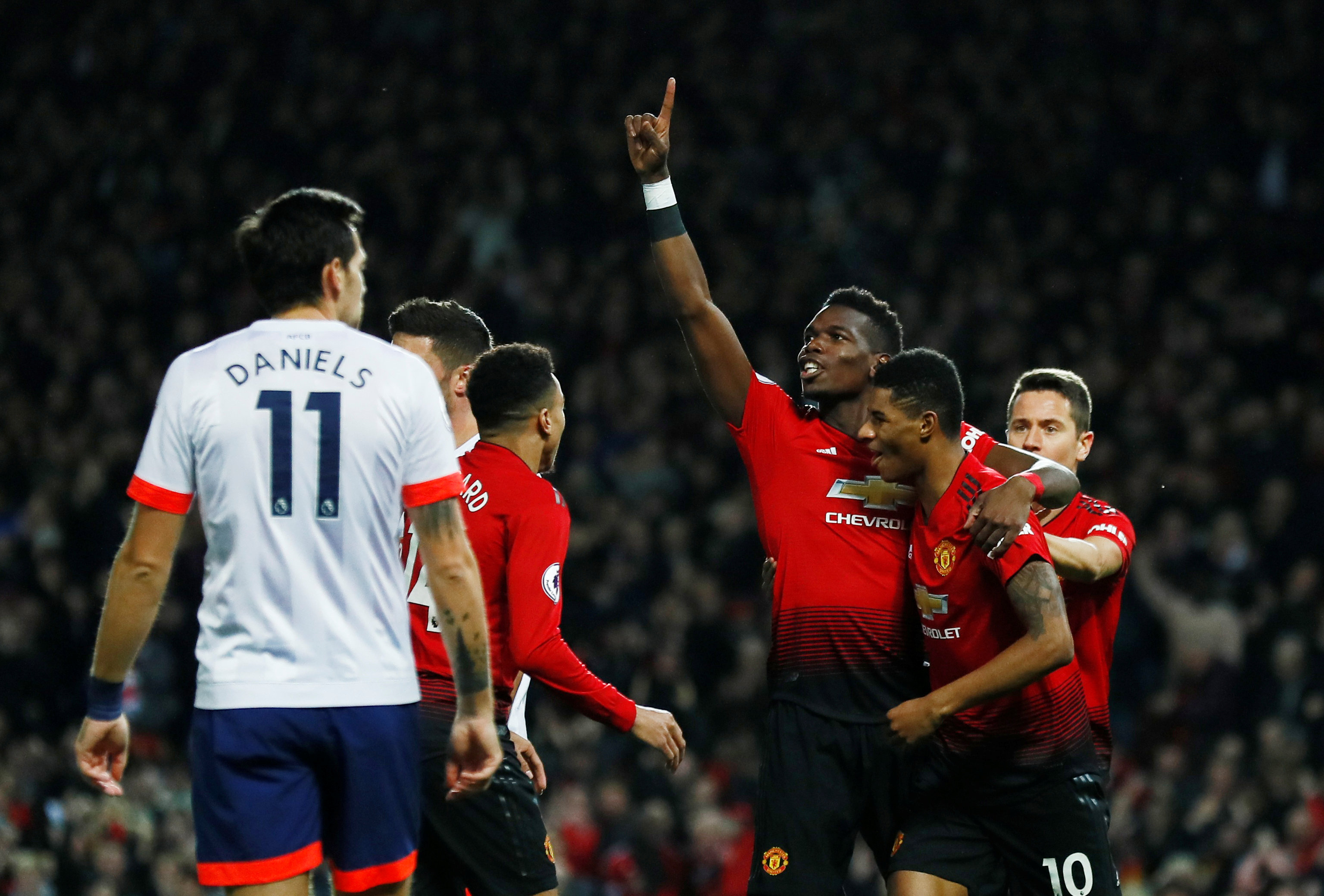 界展示了女 界展示了女